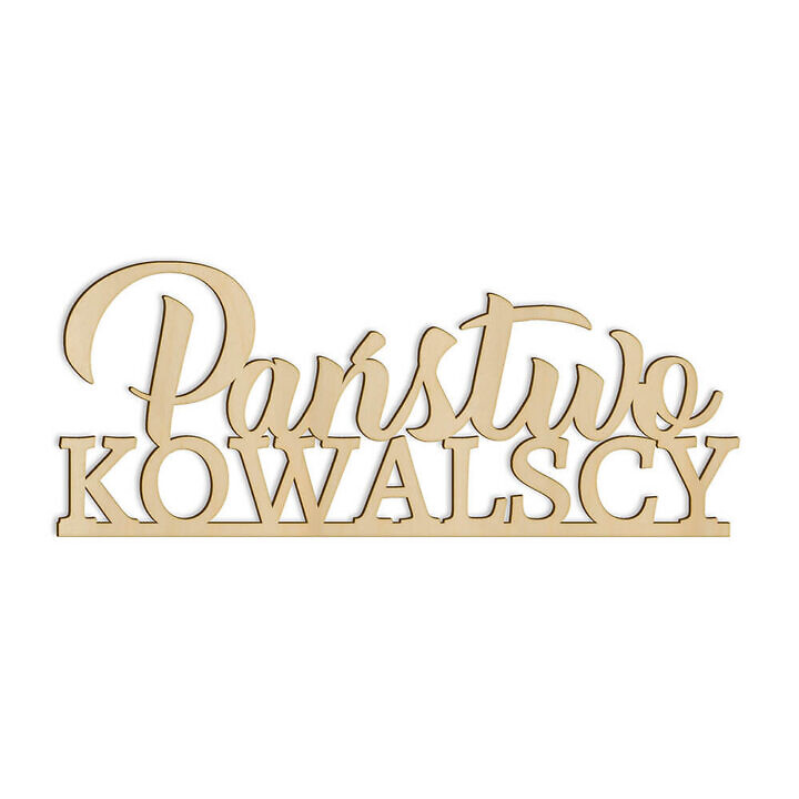 drewniane napisy z nazwiskiem państwa młodych