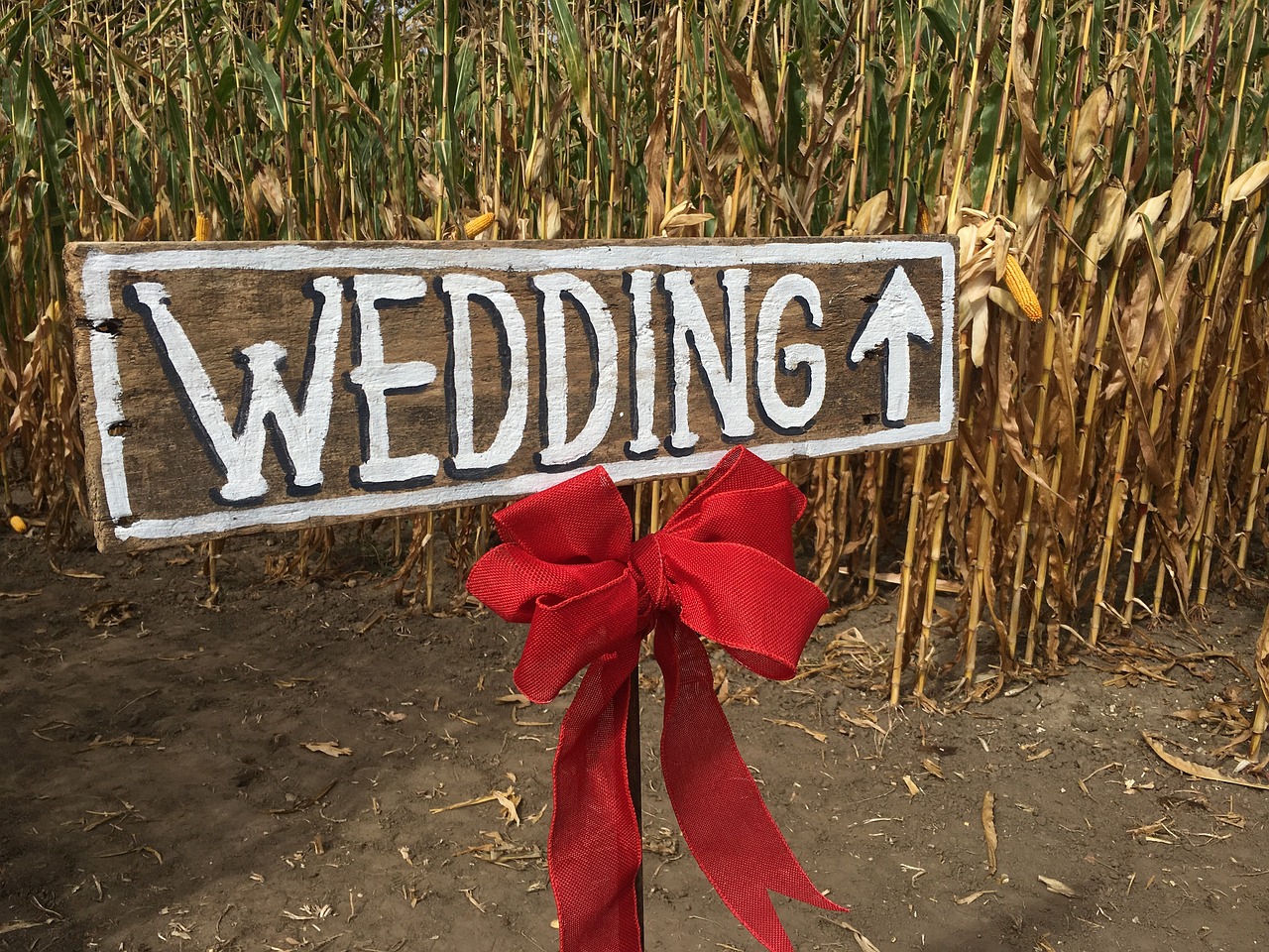 tabliczka z napisem wedding i strzałką kierującą gości na wiejskie wesele