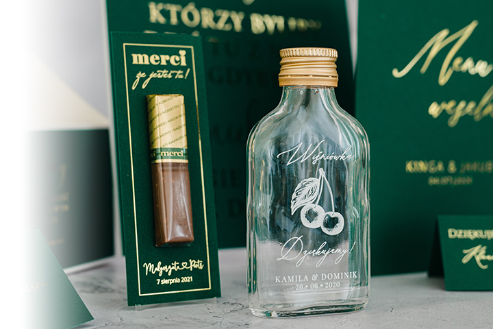 dodatki weselne w kolorze zielonym ze złoconymi napisami oraz butelka 100ml z białym nadrukiem
