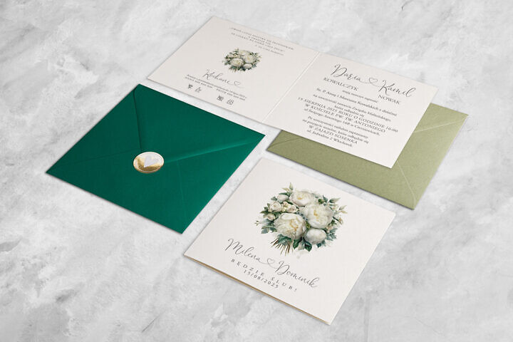 Zaproszenie ślubne z białymi kwiatami i zieloną kopertą z naklejką